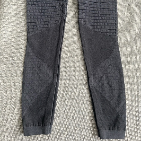 SPANX Seamless Moto Leggings in Very
Black Size XS - Picture 6 of 9